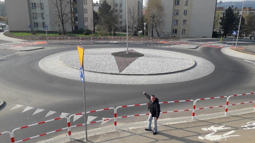 Bochnia. Nowe rondo na os. Niepodległości przypomina kompas - zobacz zdjęcia