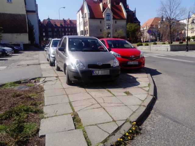 Myślicie, że widzieliście już wszystko jeśli chodzi o parkowanie w Legnicy? Spójrzcie zatem na kolejnych mistrzów! Za zdjęcia dziękujemy naszym czytelnikom. Macie fotografie podobnych "mistrzów parkowania"? Ślijcie je na adres mateusz.rozanski@gazeta.wroc.pl wpisując w tytule wiadomości "MISTRZ", a my na pewno je opublikujemy.