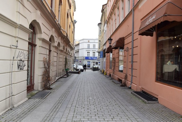 Na zielonogórskim deptaku za dwa lata mają pojawić się chowane słupki. Wstępnie wytypowano 18 miejsc.  Założenie jest takie, że słupki w godzinach porannych i wieczornych będą schowane na stałe po to, by samochody z dostawą mogły dostać się do danego punktu usługowego. Nie będzie możliwości wjazdu, kiedy ruch jest największy, czyli np. w godzinach 10-18. Wszystko ma być skoordynowane z miejskim monitoringiem.

Co widzą kamery miejskiego monitoringu w Zielonej Górze?


Wideo: Świnka Iwonka na zielonogórskim deptaku
