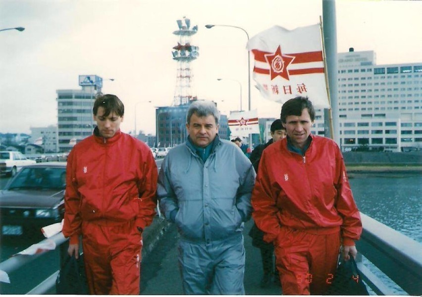 Wiesław Kiryk (w środku) w towarzystwie Karola Dołęgi (z lewej) oraz Bogusława Psujka (z prawej) //Beppu, Japonia (1990 r.) fot. WKS Oleśniczanka