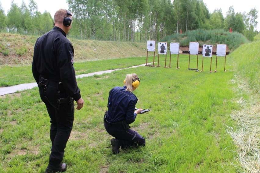 Policjanci na strzelnicy. Z bronią w ręku podnoszą swoje umiejętności (zdjęcia)