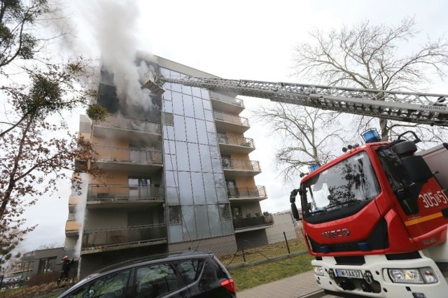 W poniedziałek (27 lutego), około godziny 13, doszło we Wrocławiu do poważnego pożaru. Przy ul. Herbsta na Sołtysowicach płoną mieszkania na  trzech najwyższych kondygnacjach sześciopiętrowym bloku mieszkalnego. Na miejscu znajduje się kilka zastępów straży pożarnej.