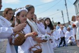 Tłumy na procesji Bożego Ciała 2022 w Sępólnie Krajeńskim. Wierni przeszli ulicami miasta. Zobacz zdjęcia