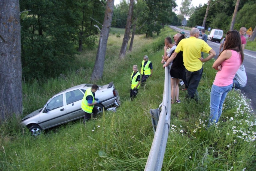 Wypadek na trasie Bytów - Niezabyszewo. Kierowca zapomniał skręcić? 