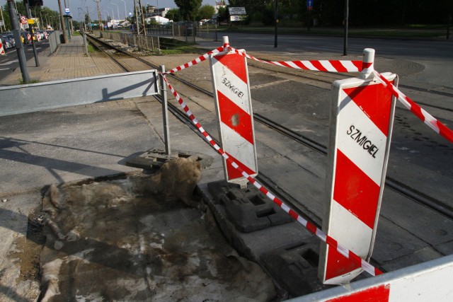 Awaria wodociągowa na alei Włókniarzy w Łodzi. Tramwaje kierowane pojazdami