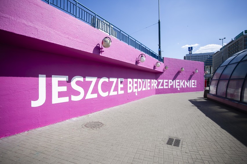 "Warszawo, będzie dobrze!". Pokrzepiające murale pojawiły się na ulicach stolicy