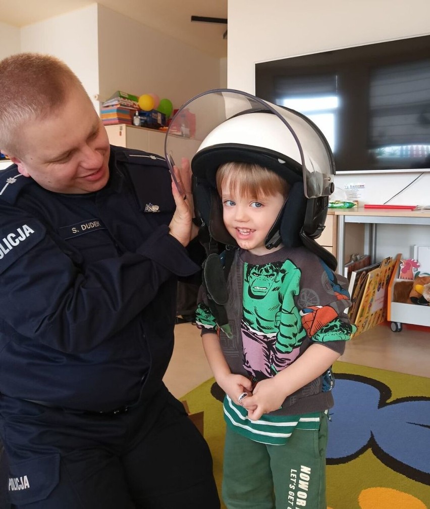 Wieluńscy policjanci spotkali się z dziećmi w żłobku i przedszkolu nr 1 ZDJĘCIA