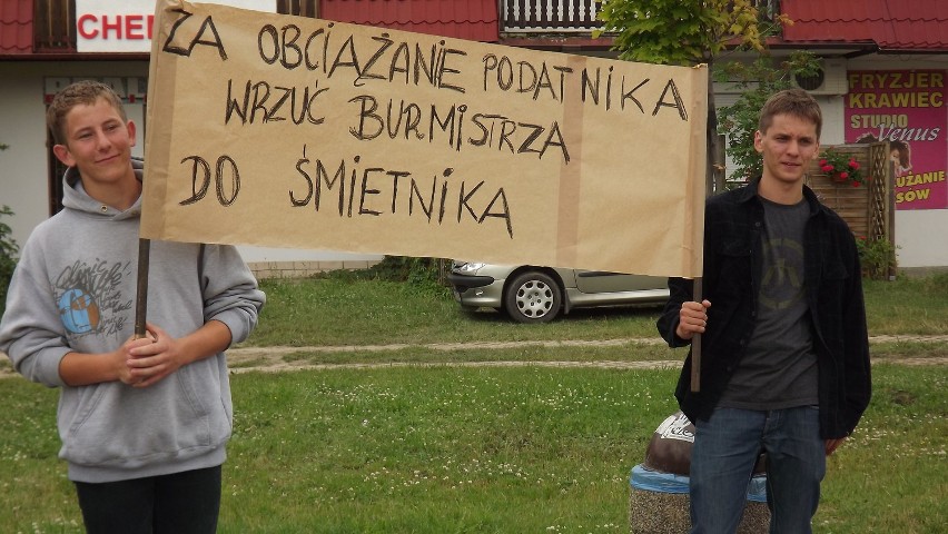 Jelcz-Laskowice: Happening na placu Jana Pawła II przeciwko cenom śmieci