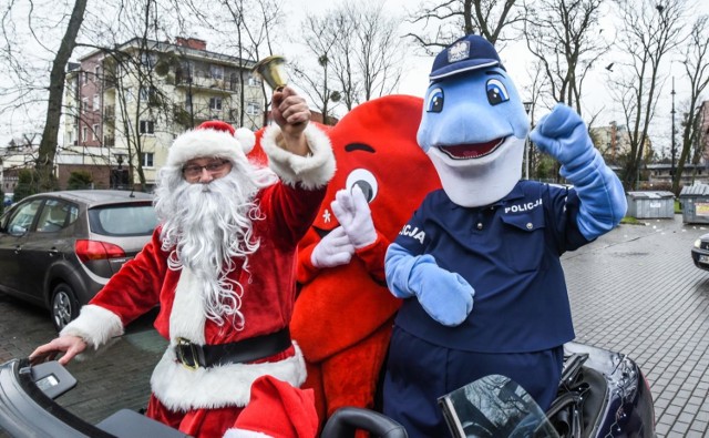 W ramach akcji "Bezpieczeństwo ze Świętym Mikołajem", organizowanej przez Caritas Diecezji Bydgoskiej i Komendę Wojewódzką Policji w Bydgoszczy zorganizowano niecodzienny przejazd Świętego Mikołaja, maskotki kujawsko-pomorskich policjantów „Polfinka” oraz „Serca Caritasu”.  
Świąteczny konwój  wyjechał z siedziby Caritasu Diecezji Bydgoskiej do Wojewódzkiego Szpitala Dziecięcego im. Józefa Brudzińskiego w Bydgoszczy. 

Na miejscu Święty Mikołaj i jego przyjaciele: "Polfin" i "Serce Caritasu" zostali przywitani przez dyrekcję i personel szpitala, a następnie odwiedzili dzieci hospitalizowane w tej placówce.
Te niezapowiedziane odwiedziny oraz świąteczne upominki rozdawane przez Świętego Mikołaja i jego przyjaciół to część atrakcji przygotowanych dla dzieci.
Ten dzień jest wprowadzeniem do kolejnej odsłony "Bezpieczeństwa ze Świętym Mikołajem”, która odbędzie się w czwartek w Hali Sportowo-Widowiskowej Łuczniczka w Bydgoszczy.

Akcja "Bezpieczeństwo ze Świętym Mikołajem" zorganizowana została po raz dziewiąty, a jej partnerami byli: Pałac Młodzieży w Bydgoszczy, Grupa nieformalna Sławek i Przyjaciele, Kapral-Car, Fundacja Wielka Rodzina, Fundacja Serduszko na Dłoni oraz Nadleśnictwo Żołędowo.