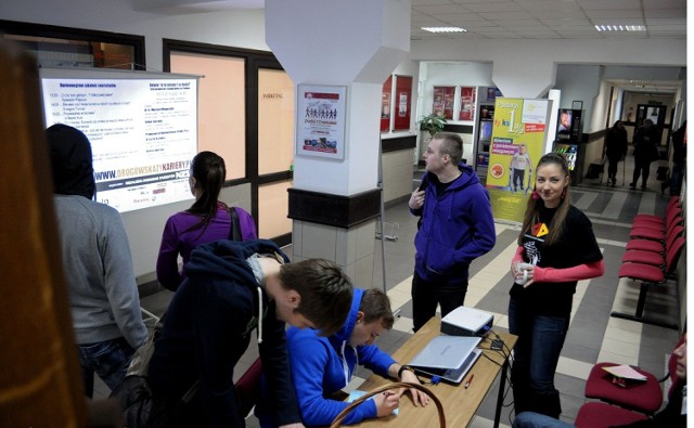 Członkowie Niezależnego Zrzeszenia Studentów przeprowadzają ankiety na temat podlaskiego rynku pracy.