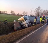 Gm. Stare Pole. Wypadek na DK 22 7.02.2020 [ZDJĘCIA]. Kierowca zabrany przez śmigłowiec LPR po zderzeniu z ciężarówką