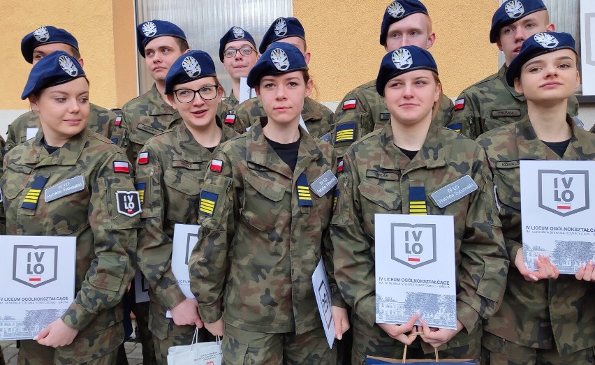 IV LO w Piotrkowie - kadeci z klas mundurowych odebrali...