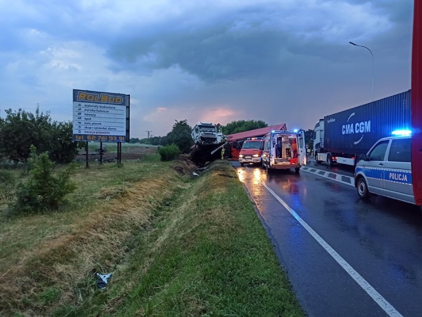 Pleszew. Samochód ciężarowy w rowie na krajowej jedenastce. Uwaga na utrudnienia