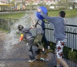 &quot;Śmigus Dyngus&quot; może skończyć się mandatem, a nawet więzieniem? Policja ostrzega!