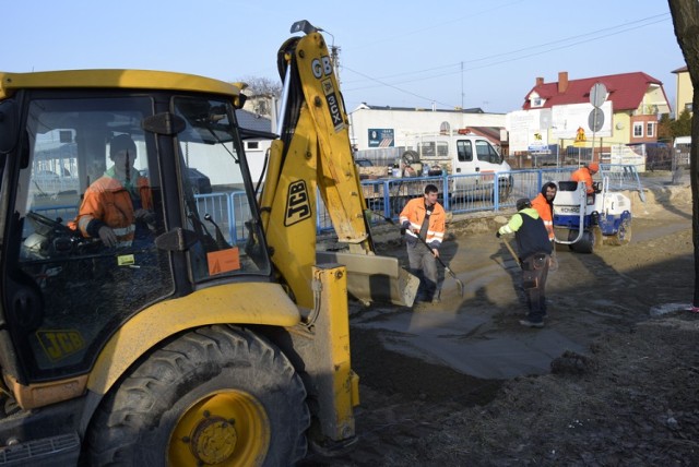 Trwa przebudowa ulicy 1 Maja w Skierniewicach. Poza wymianą nawierzchni inwestycja obejmuje również budowę 706 metrów kanalizacji deszczowej. Inwestycja jest realizowana przez spółkę Wod-Kan i ma się zakończyć 25 kwietnia bieżącego roku.