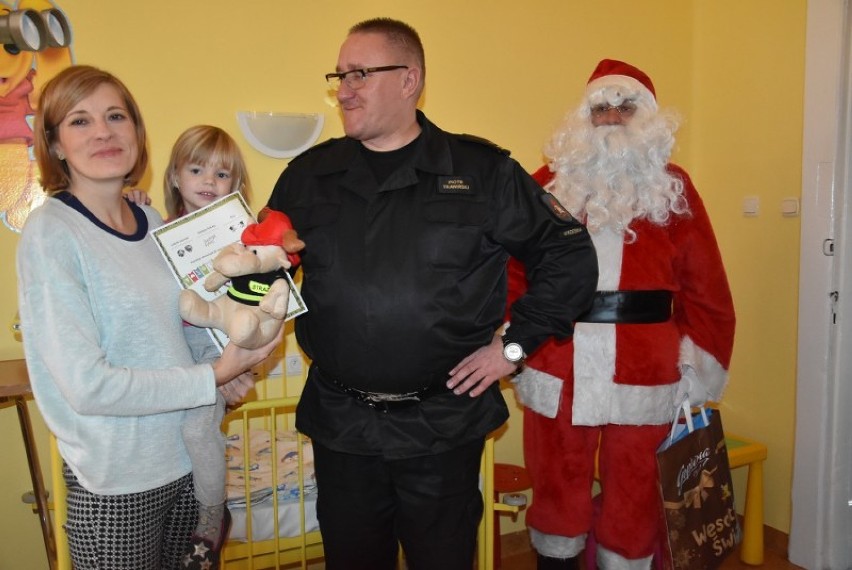 Września: Mikołaj nie zapomniał o dzieciach w szpitalu. Na oddział dostał się za pomocą strażackiej drabiny 