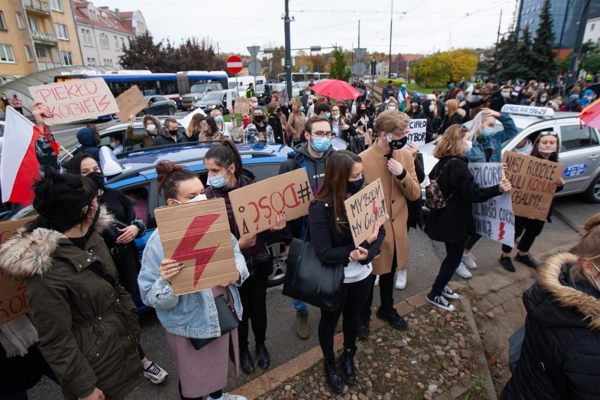 Strajk Kobiet znowu zablokował Bydgoszcz. Tak było na rondzie Jagiellonów [zdjęcia]