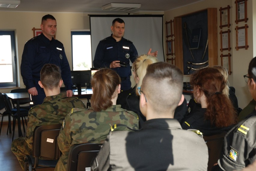 Uczniowie Zespołu Szkół Ponadgimnazjalnych CKU w Przygodzicach z wizytą w ostrowskiej Komendzie Powiatowej Policji