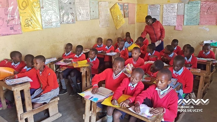 W kenijskiej szkole troje dzieci siedzi w jednej ławce -...