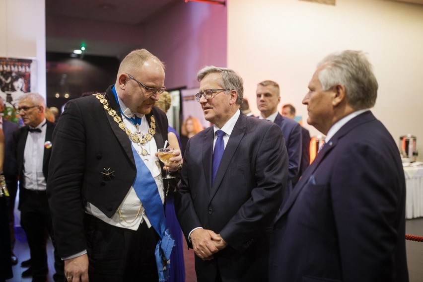 Byli prezydenci: Kwaśniewski i Komorowski podczas charytatywnej gali w Tarnowie