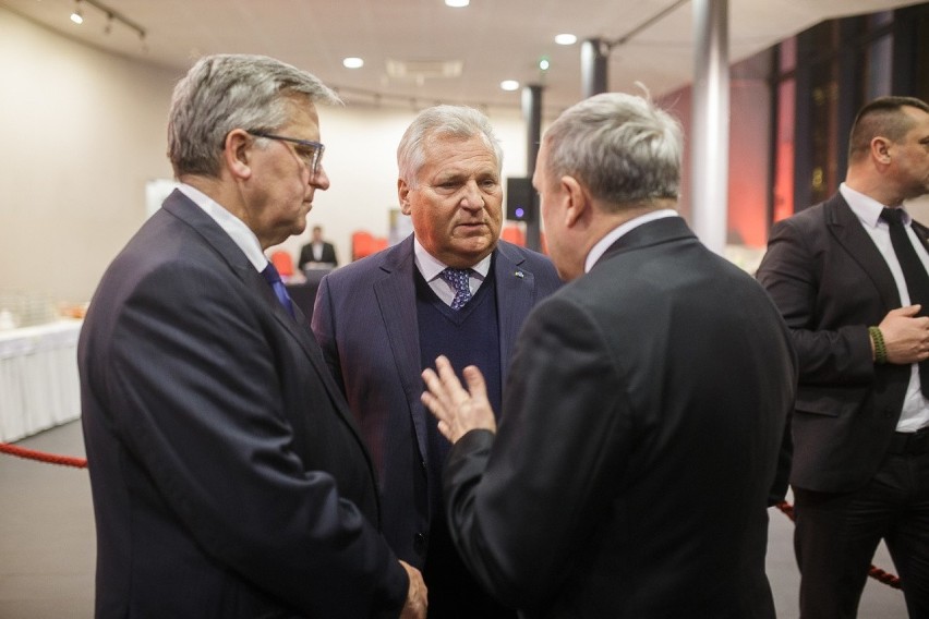 Byli prezydenci: Kwaśniewski i Komorowski podczas charytatywnej gali w Tarnowie