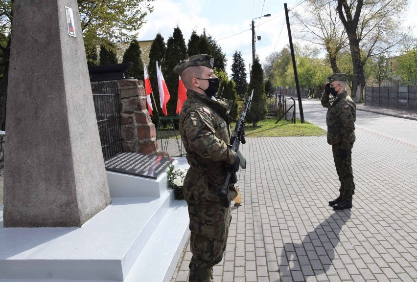 Inowrocław. Obchody 76. rocznicy zakończenia II wojny światowej. Delegacje złożyły kwiaty pod obeliskiem. Zdjęcia