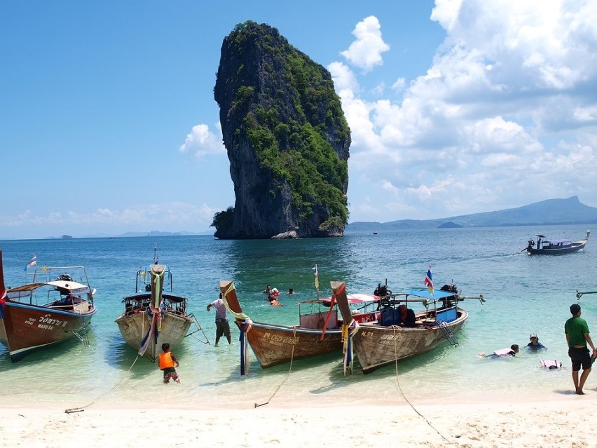 Błękitne plaże Tajlandii zachęcają do aktywnych podróży i...