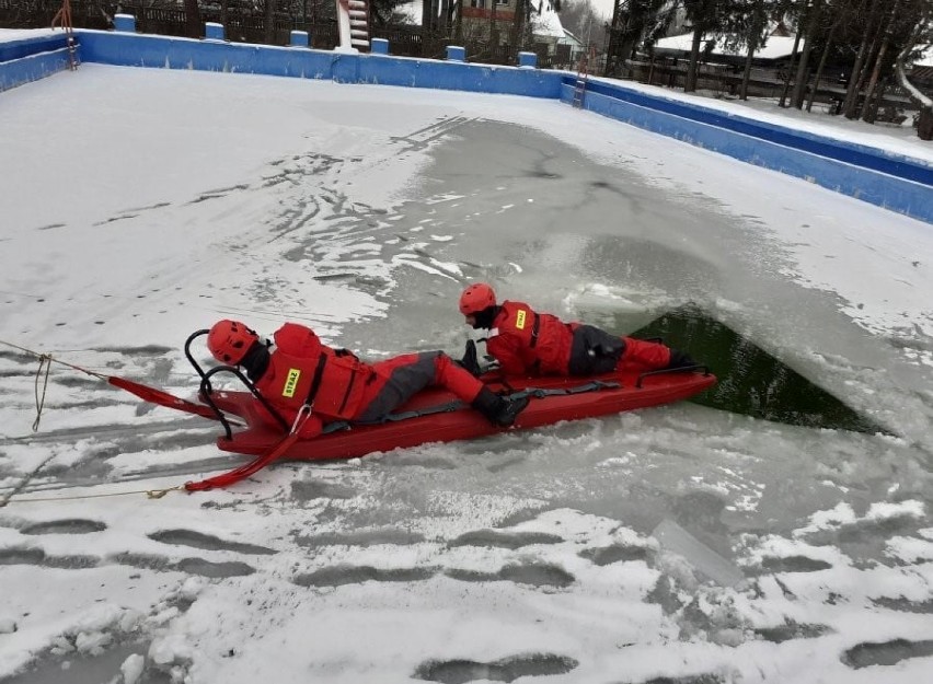 Hrubieszowscy strażacy przeprowadzili ćwiczenia na lodzie. Zobacz zdjęcia