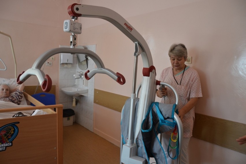 Fundacja WOŚP podarowała sprzęt dla seniorów do szpitala w Tomaszowie Maz. [ZDJĘCIA]
