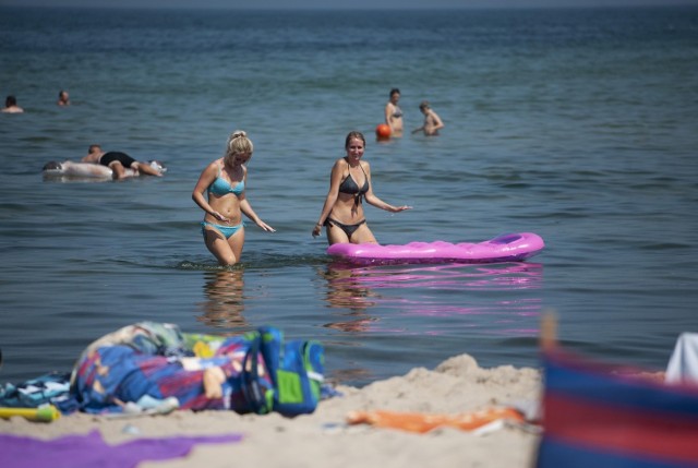 Na plaży w Jarosławcu pojawiło się w piątek wielu turystów.