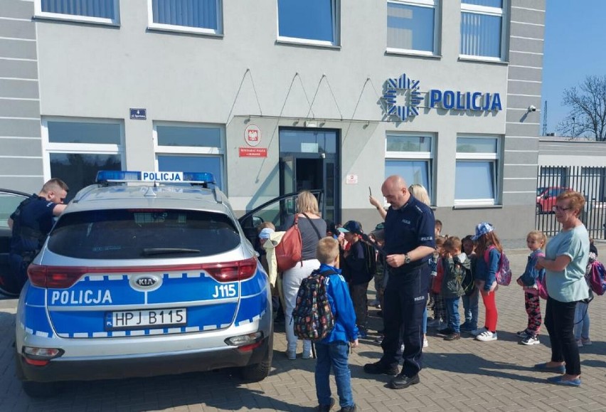 Wizyta dzieci z Jędrzejowa na komisariacie policji w...