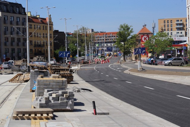 Północna część jezdni ulicy Dmowskiego ma zostać oddana do użytku dla kierowców w środę (11 maja)