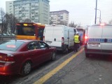 Wypadek na Saskiej Kępie. Zderzenie autobusu z samochodem dostawczym