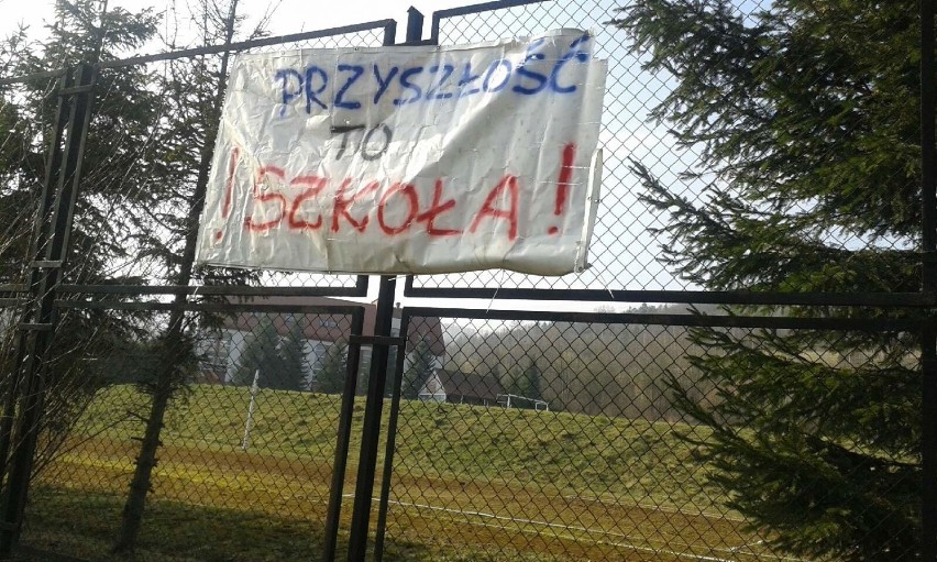 Szkoła Podstawowa w Jaszczurowej została obroniona