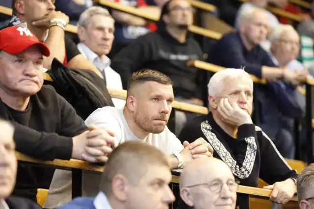 Lukas Podolski wraz z zabrzańskimi kibicami wspierał Górnika w półfinałowym spotkaniu z Orlen Wisłą Płock

  Zobacz kolejne zdjęcia. Przesuwaj zdjęcia w prawo - naciśnij strzałkę lub przycisk NASTĘPNE