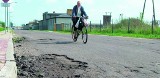 Zimny asfalt w Łowiczu nie zdał egzaminu