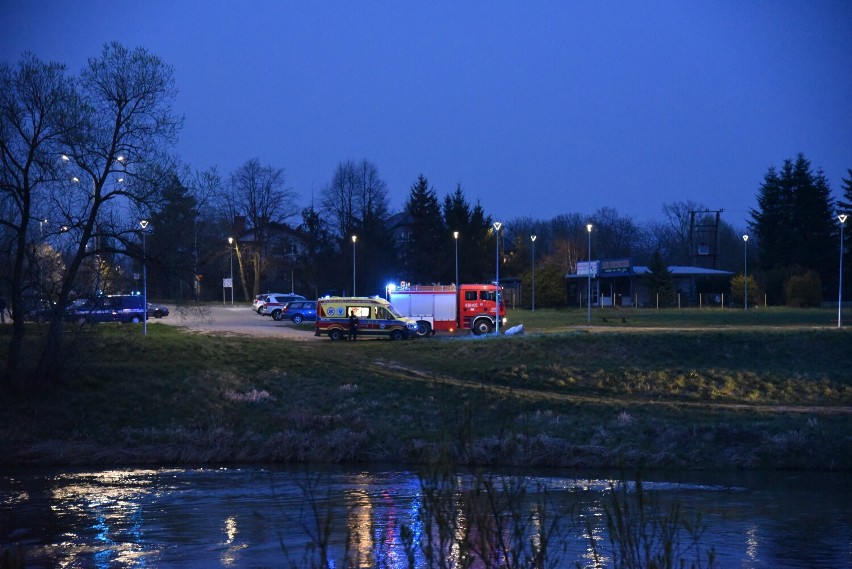 Interwencja na rzece San w Jarosławiu. Trwała obława na mężczyznę, który uciekał przed policją 