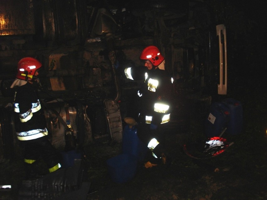 TIR w rowie przy drodze K11. Nastąpił duży wyciek oleju