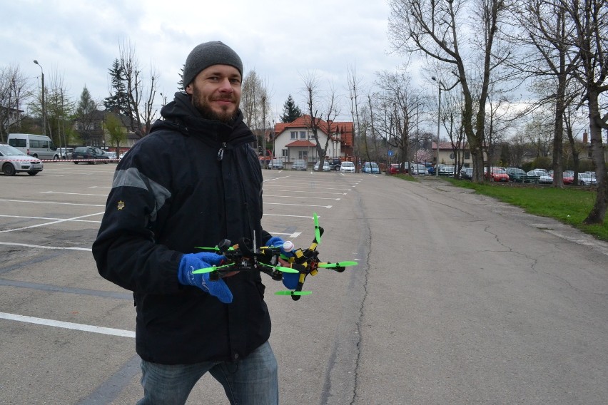 Wyścigi dronów na terenie bielskiej ATH [ZDJĘCIA]