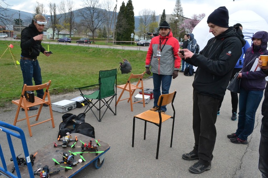 Wyścigi dronów na terenie bielskiej ATH [ZDJĘCIA]