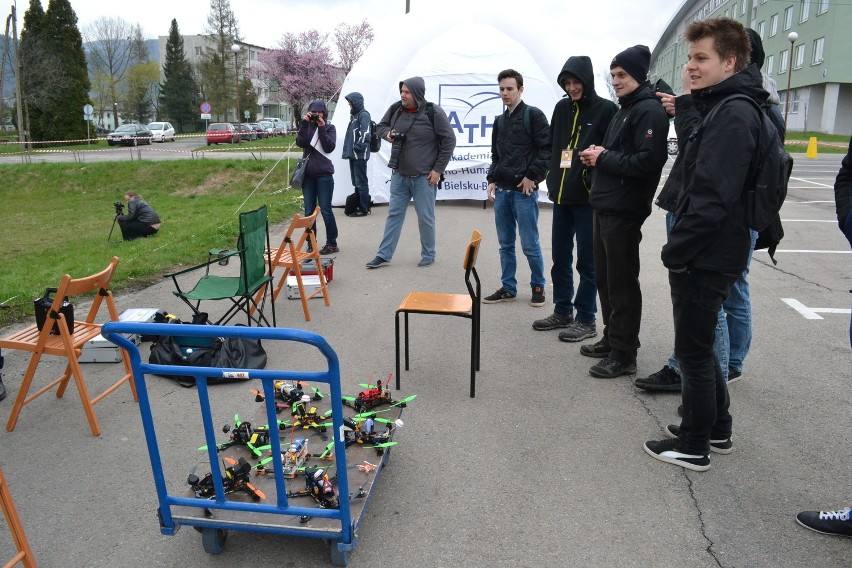 Wyścigi dronów na terenie bielskiej ATH [ZDJĘCIA]