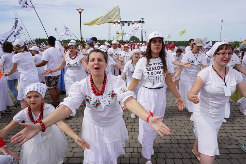 Lednica 2017: Zatłoczone Pola Lednickie - modlą się tysiące...