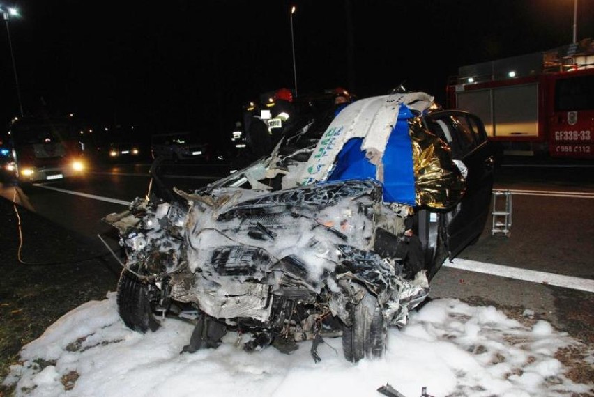 Śmiertelny wypadek w Kiezmarku. Samochód osobowy zderzył się z autobusem [ZDJĘCIA]