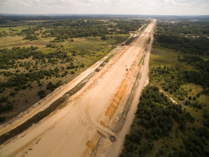 Autostrada A1 pod Kłobuckiem. Tony piachu po horyzont ZDJĘCIA Z DRONA 