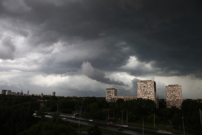 Burza w Warszawie. Ciemne chmury nakryły niebo nad stolicą [ZDJĘCIA]