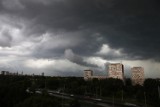 Burza w Warszawie. Ciemne chmury pokryły niebo nad stolicą [ZDJĘCIA]