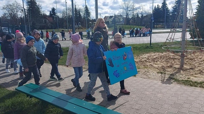Coroczny pochód przedszkolaków ze skierniewickiej "Trójki" z niebieskimi balonami ma zwrócić uwagę na problem autyzmu