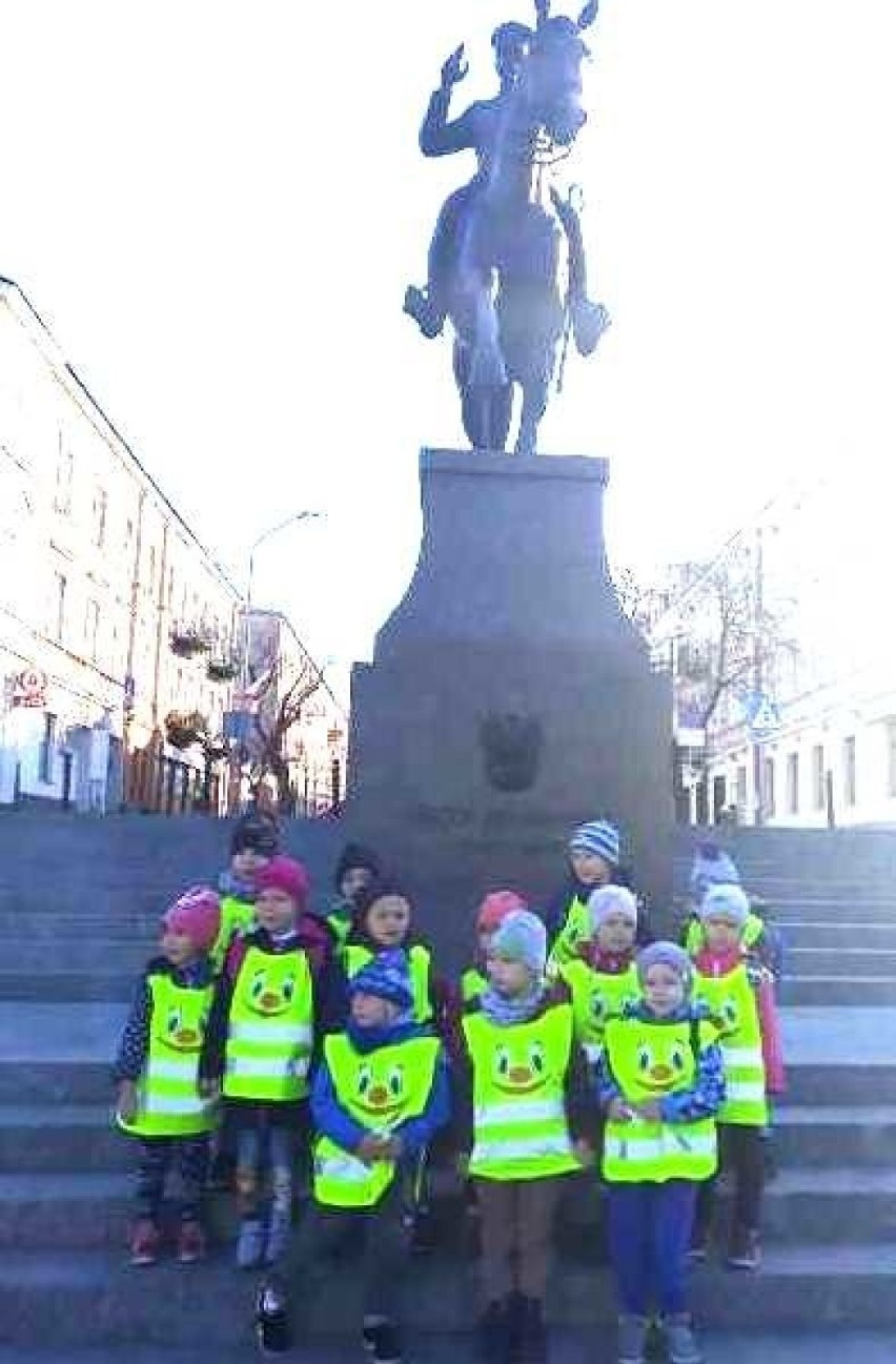 Przedszkolaki z Kielc poznawały pomniki niepodległości w mieście [ZDJĘCIA]