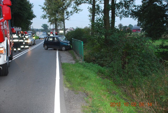 Wypadek w Babicach na DW 919 ulicy Gliwickiej. Tico uderzyło w mostek na trasie Racibórz - Babice