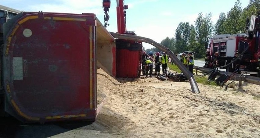 Wypadek na S1 w Sosnowcu. Zginął motocyklista przygnieciony przez ciężarówkę, droga była zablokowana przez kilka godzin
